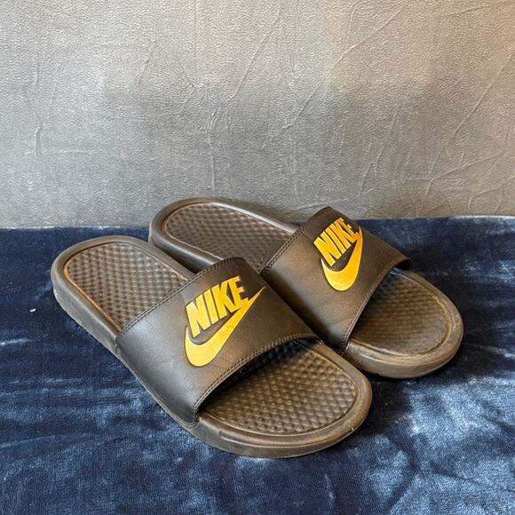 Nike Benassi JDI Black/Gold Men's Slides Sandals Size 8 Beachy Basketball Comfy - Picture 1 of 8